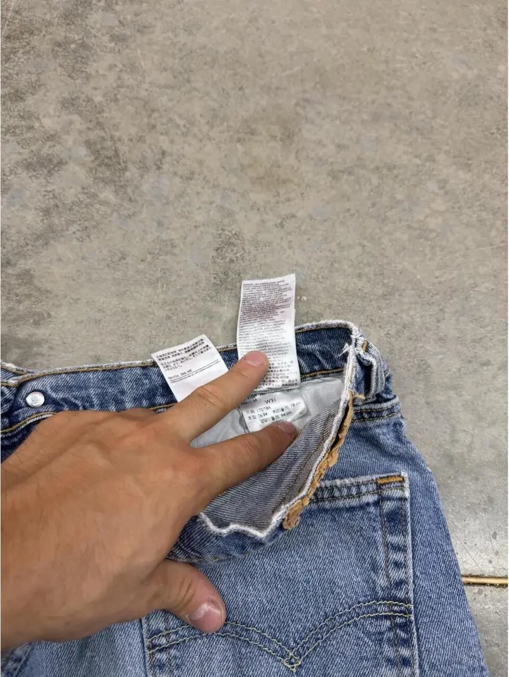 vintage levis faded blue relaxed baggy fit jean shorts jorts size 31